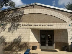 Школы Нью-Браунфелса снова открывают библиотеки на фоне heated спора о книгах в Техасе